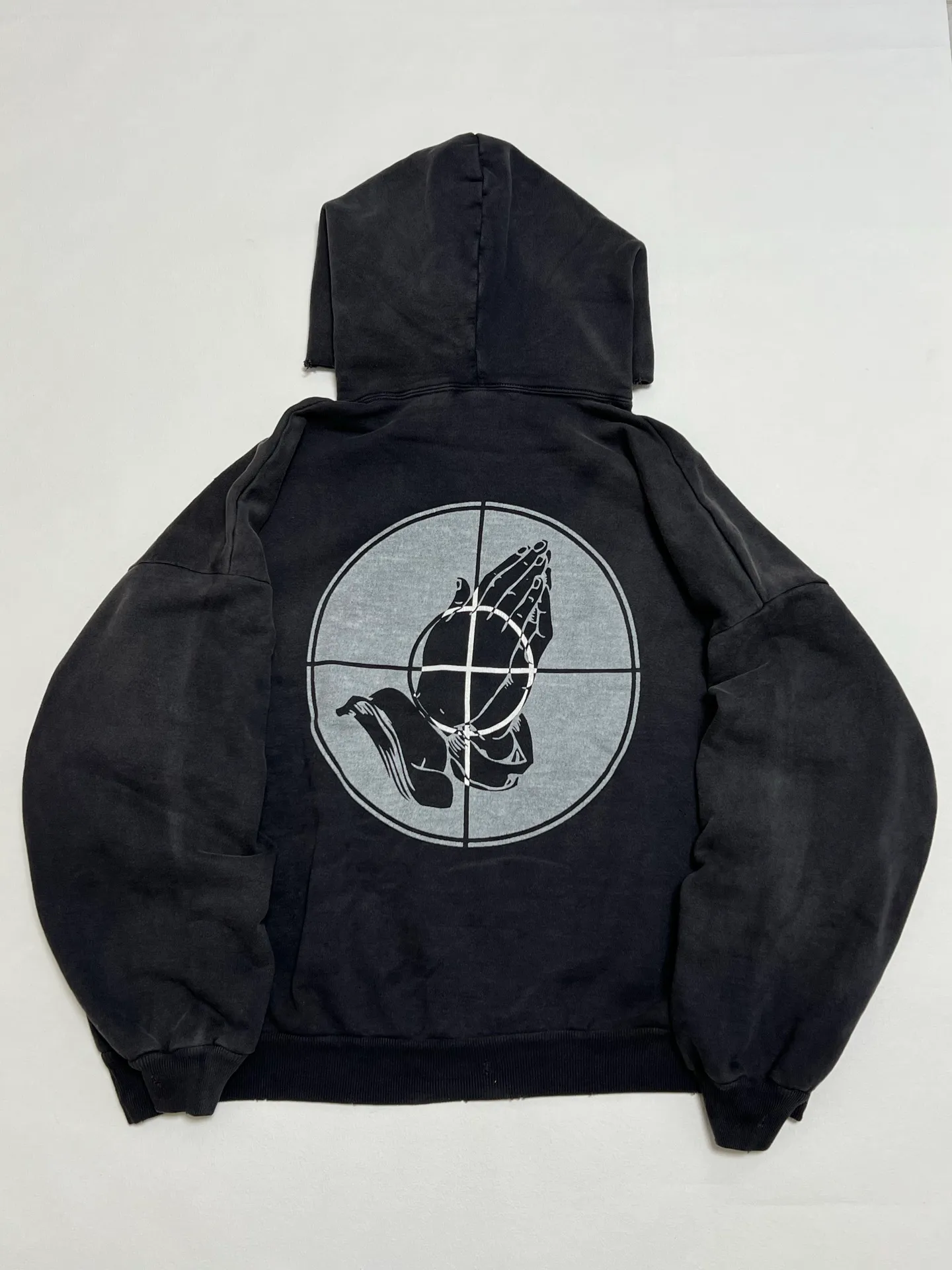 SAINT Mxxxxxx × FEAR OF GOD FG_HOODIE/SNT OF GOD/BLK FOG joint model ETERNAL praying crosshair distressed hoodie. Washed black S-XL. This season's popular super popular joint model. The original version is the same. Thin spring and summer fabrics. The upper body is comfortable. The BOXY version of the short fat wide shoulder line. Fashion darling wears it with a high-end feel. Heavy washing and water fading technology. The horse is repositioned. Excessive wear and damage graffiti treatment. Correct version FOG joint main mark/wash mark/little angel mark